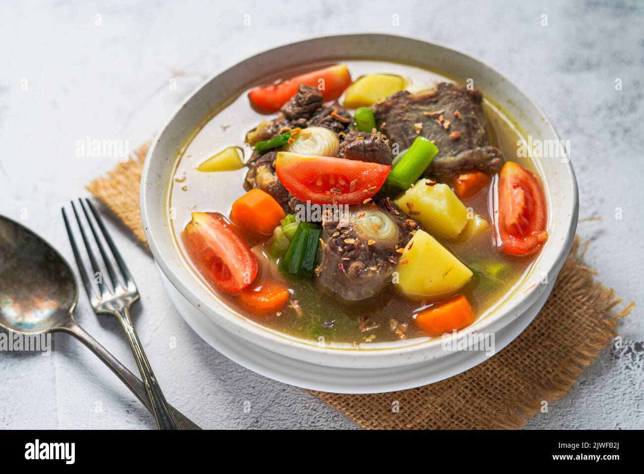 Zuppa indonesiana di Buntut / Oxtail trasparente Foto Stock