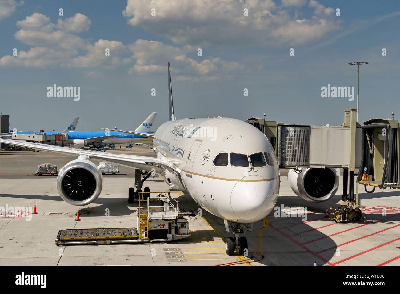 Amsterdam, Paesi Bassi - Agosto 2022: Boeing 787 Dreamliner parcheggiato al terminal dell'aeroporto di Schipol. Il jet è gestito dalla Saudia Foto Stock