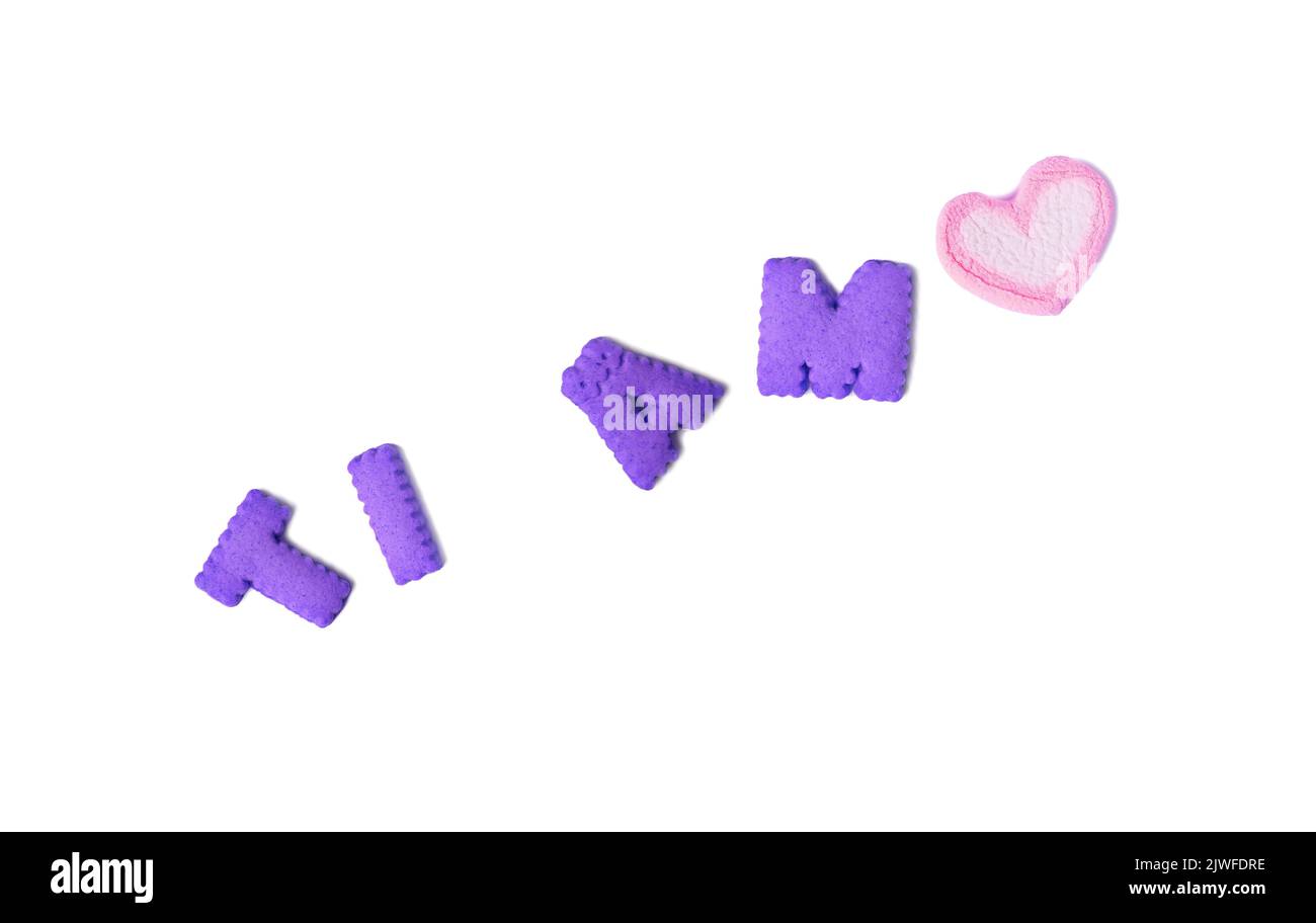 TI amo, significa che TI AMO in italiano scritto con biscotti dell'alfabeto viola e marshmallow rosa Foto Stock