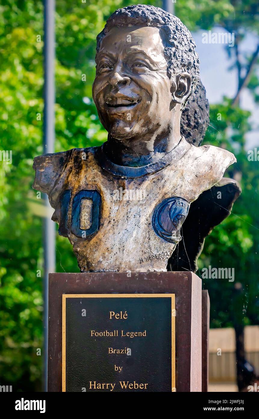 “Pelé”, una scultura di Harry Weber, è raffigurata presso la United States Sports Academy e l’American Sport Art Museum di Daphne, Alabama. Foto Stock