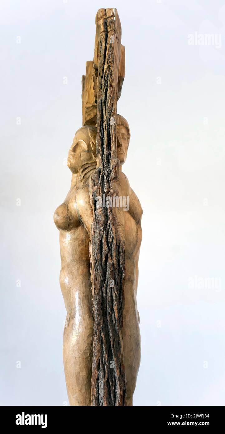 Scultura in legno di figure uomo e donna che decorano la sala del Castello di Zolochiv nell'oblast di Lviv in Ucraina Foto Stock