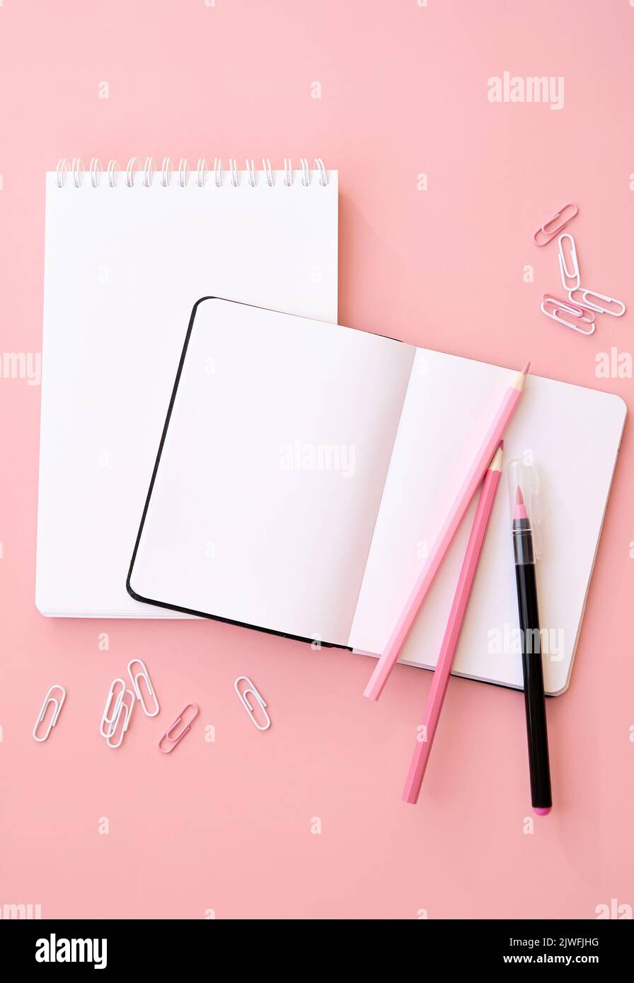Torna a scuola fornisce notebook su sfondo rosa, piatto, verticale. Foto Stock