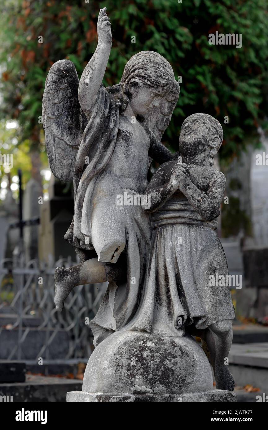 Antica lapide con angelo e preghiera nel cimitero di Lychakiv in Ucraina Foto Stock