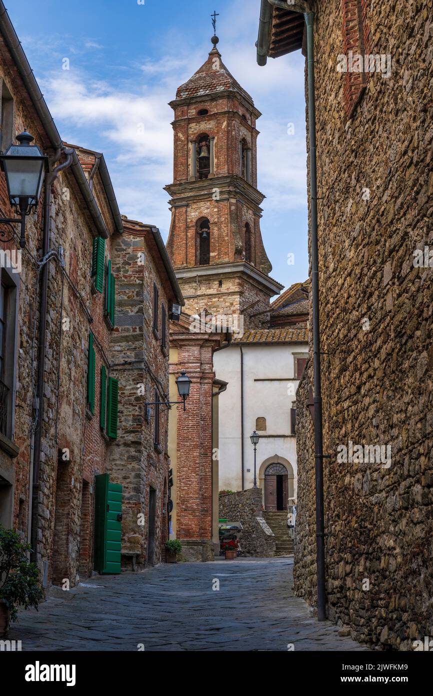 Campanile di Collegiata di San Michele Arcangelo nel borgo medievale di Lucignano in Val di Chiana in Toscana Foto Stock