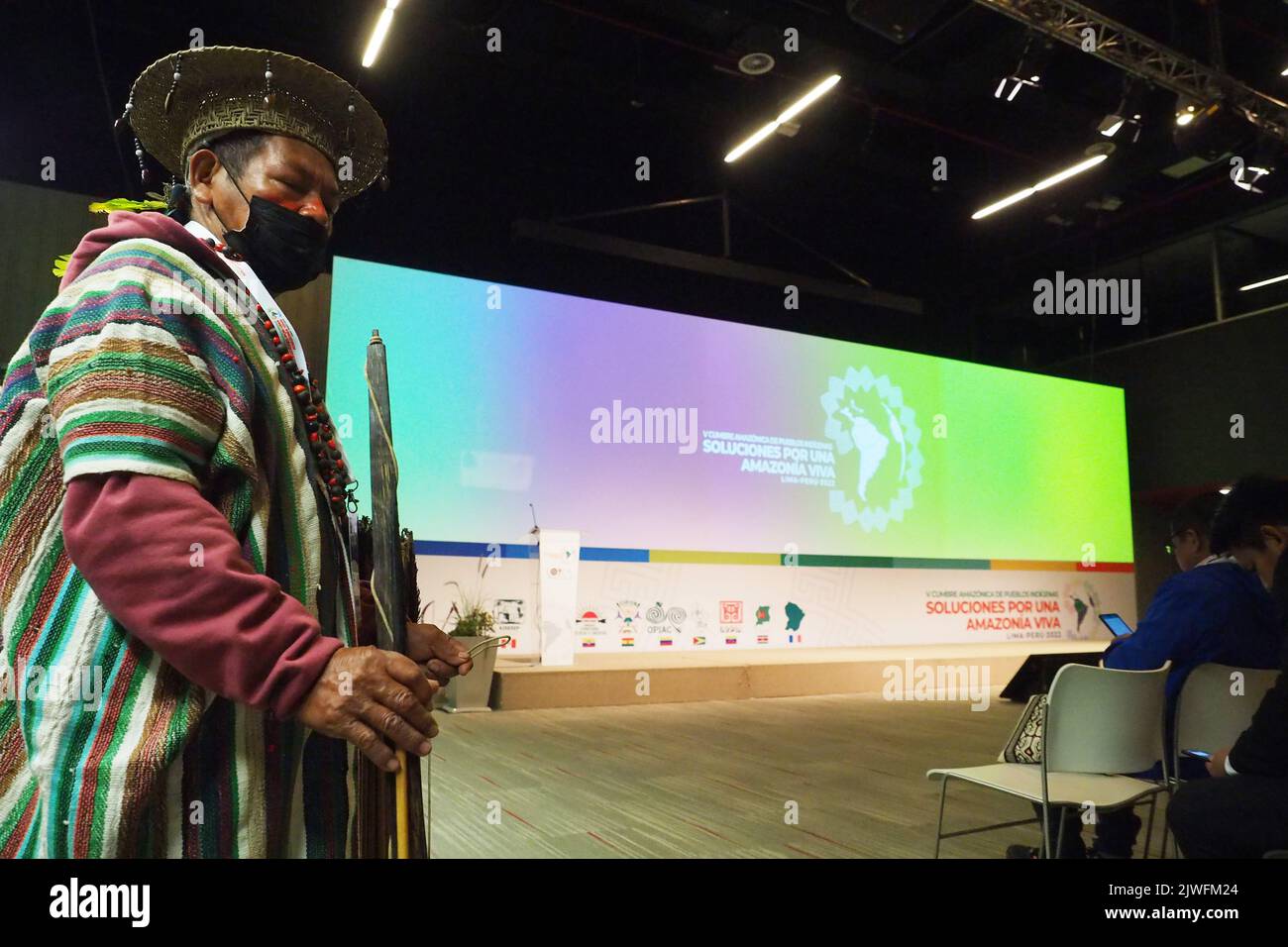 Lima, Perù, 05/09/2022, indigeno dell'amazzonia peruviana che partecipa alla sessione inaugurale del Summit Amazzonico delle popolazioni indigene di Lima del 5th, organizzato dal Coordinatore delle organizzazioni indigene del Bacino Amazzonico (COICA). Foto Stock