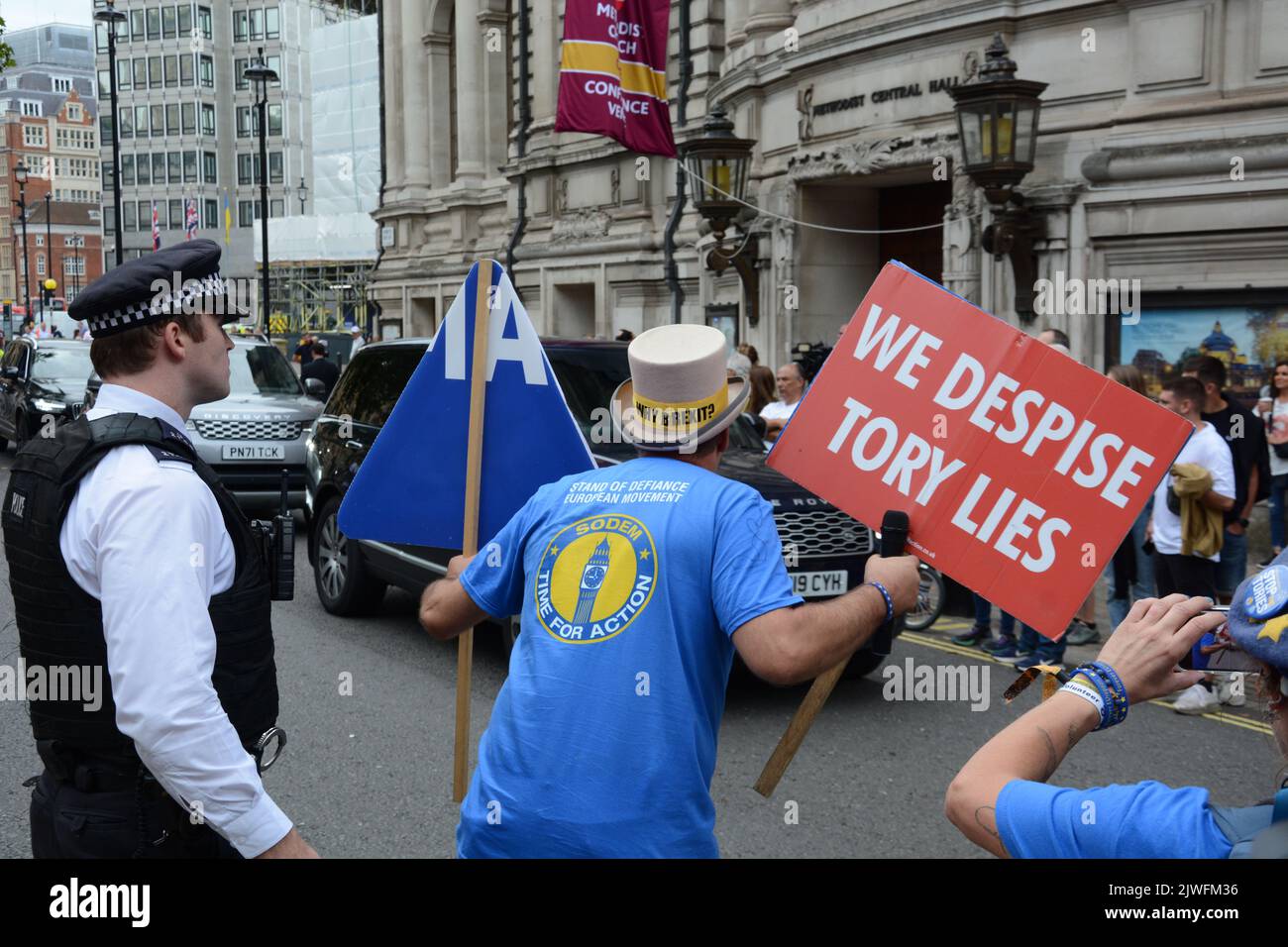 La corsa alla leadership di Tory arriva in testa e i parlamentari e i membri del partito si riuniscono al QEII Centre di Westminster il 5th settembre 2022 per ascoltare il risultato. Foto Stock