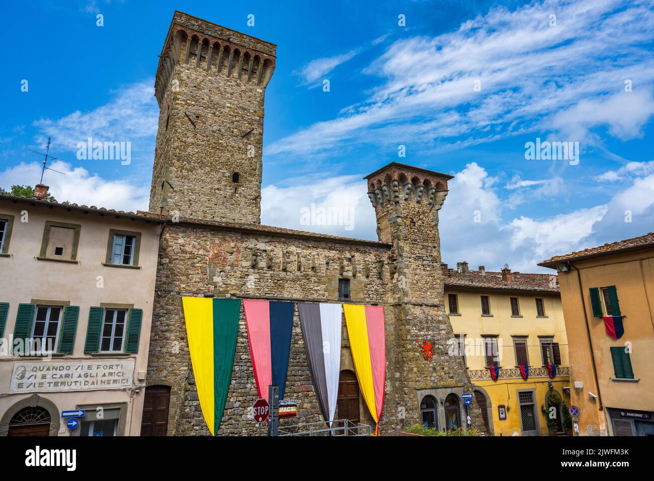 Ex Teatro Rosini in Via Roma da Piazza del Tribunale nella cittadina medievale di Lucignano in Val di Chiana in Toscana Foto Stock