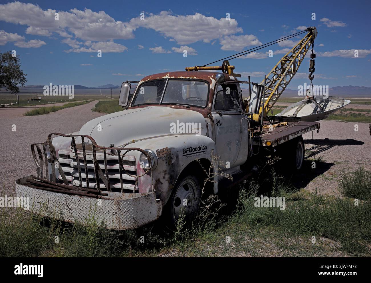 Un carro attrezzi trasporta un UFO al Little A’le’Inn sulla NV-375 a Rachel, Nevada. Foto Stock
