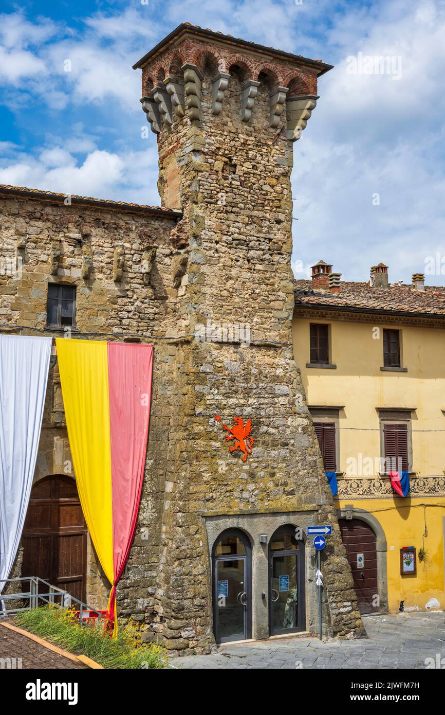 Ex Teatro Rosini in Via Roma da Piazza del Tribunale nella cittadina medievale di Lucignano in Val di Chiana in Toscana Foto Stock