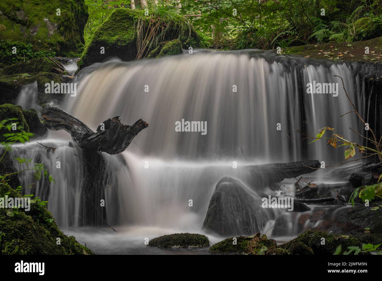 Cascata sotto la porta d'acqua nei pressi della città di Vyssi Brod in estate nuvoloso fresco giorno Foto Stock