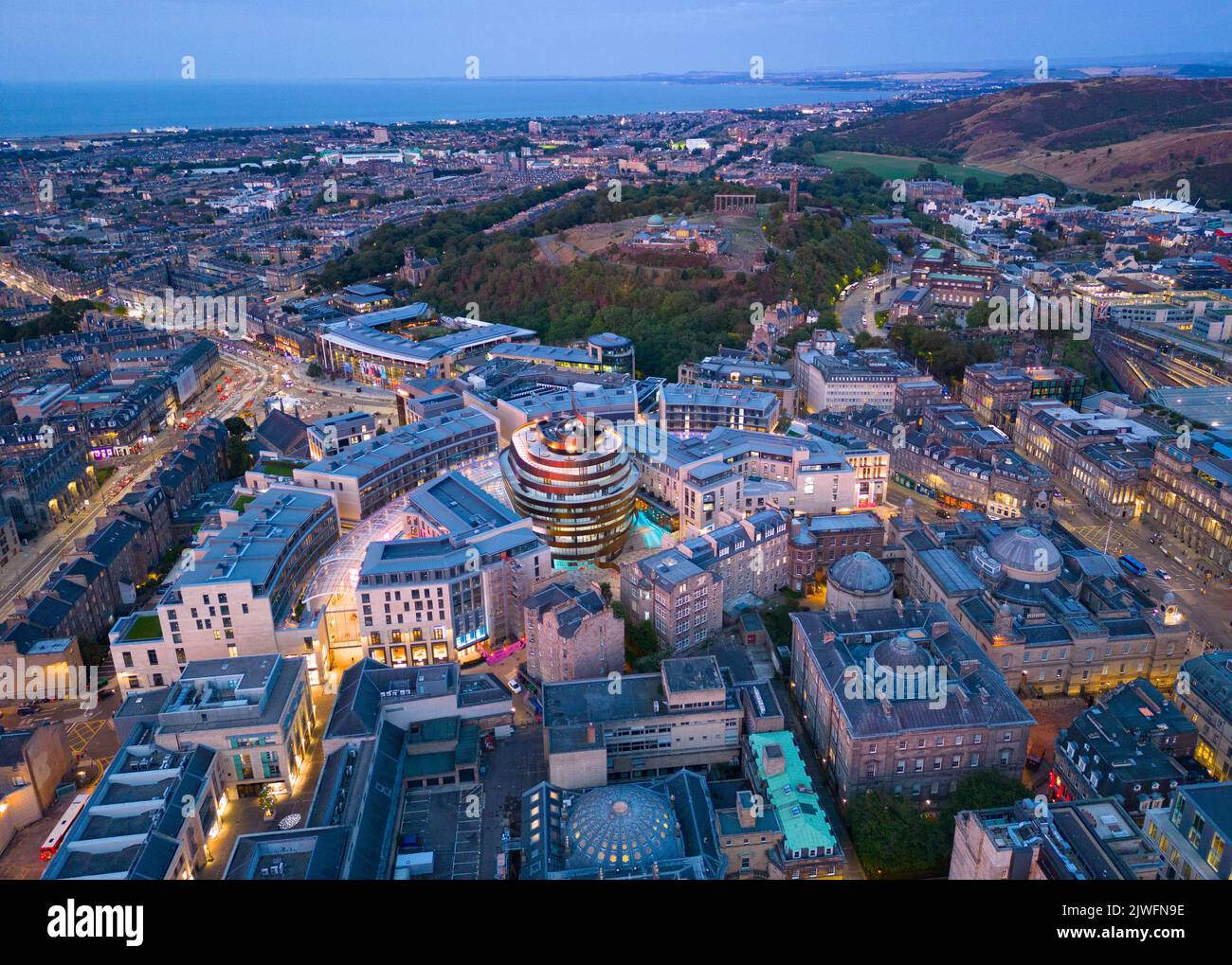 Vista aerea di notte del quartiere di St James e dello sviluppo residenziale di Edimburgo, Scozia, Regno Unito Foto Stock