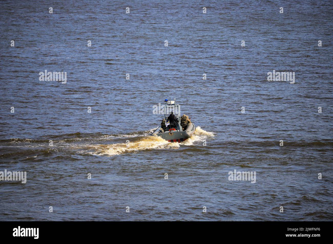 Soldati militari ucraini con armi su una barca di atterraggio Foto Stock