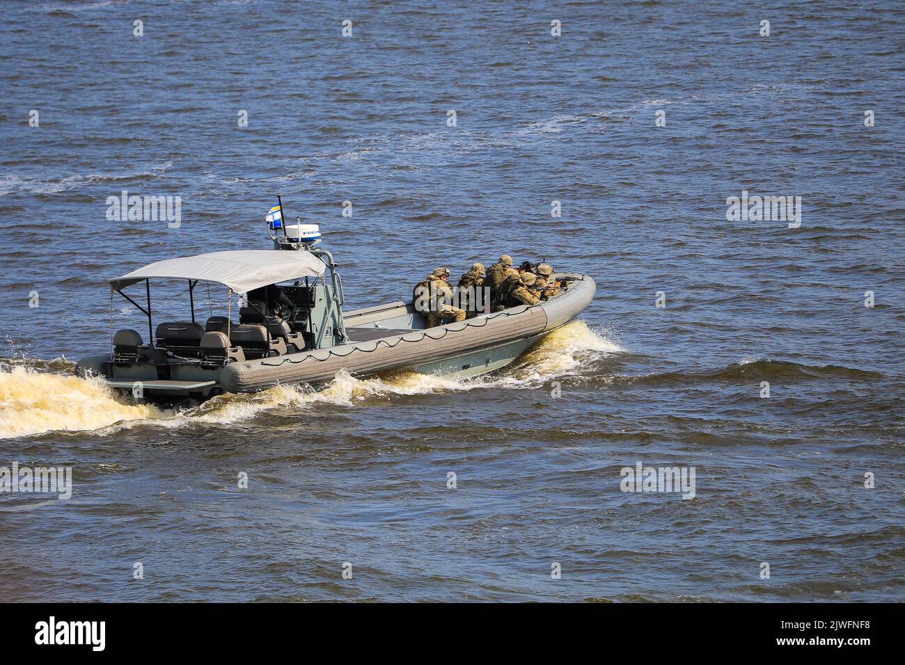 Soldati militari ucraini con armi su una barca di atterraggio Foto Stock