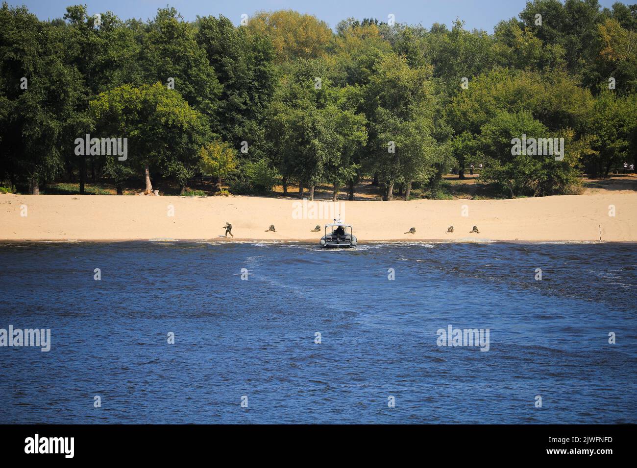 Kiev, Ucraina - 24 agosto, 2021: Sbarco della squadra militare ucraina da una barca alla riva Foto Stock