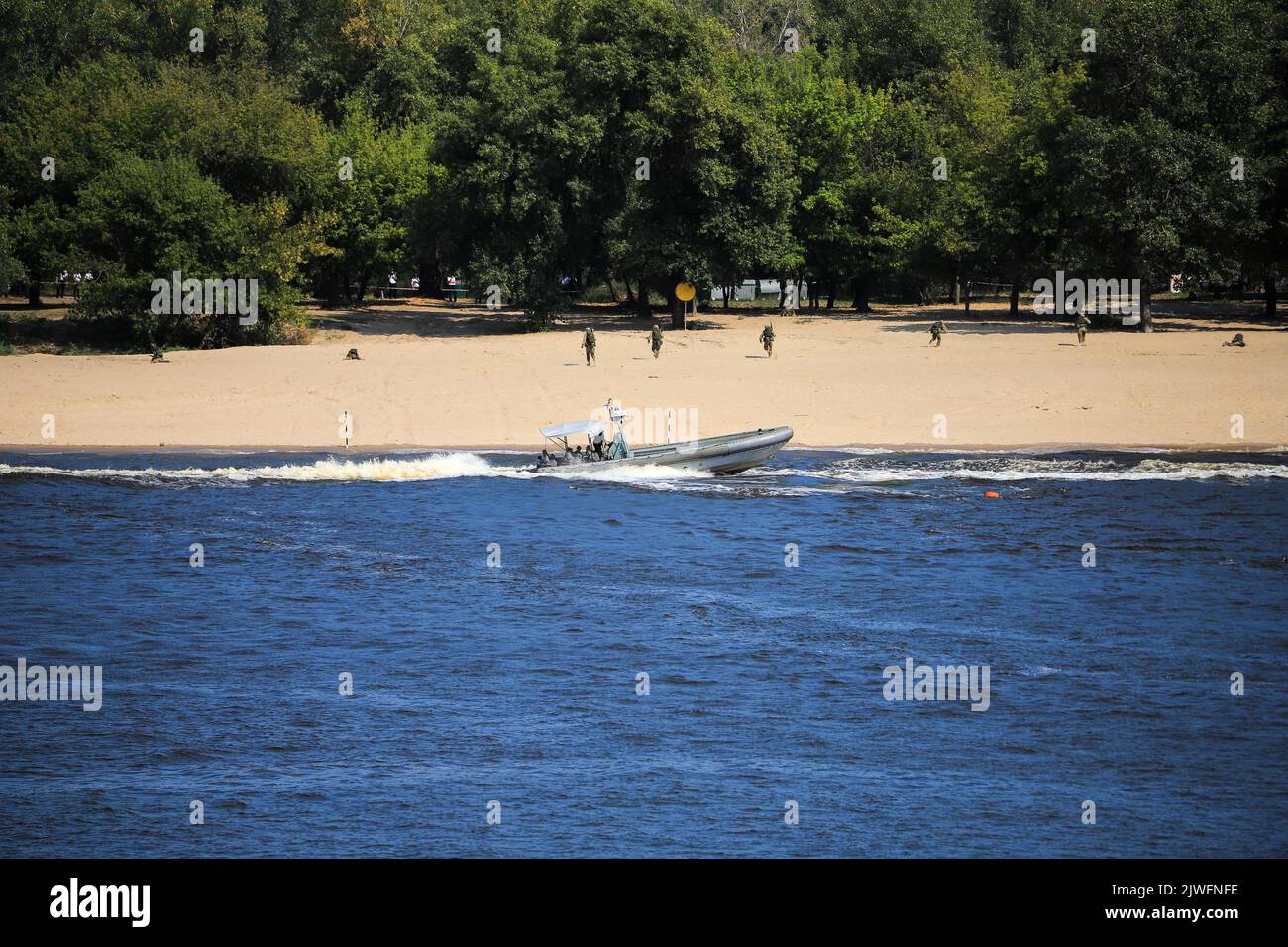 Sbarco della squadra militare ucraina da una barca alla riva Foto Stock
