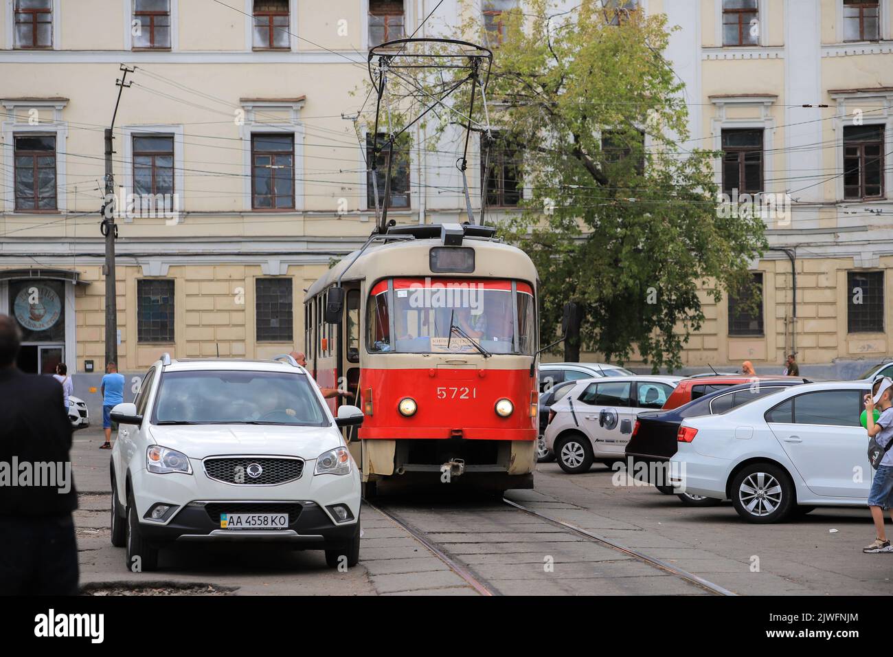 Tram rosso Tatra T3 nella città di Kyiv Foto Stock