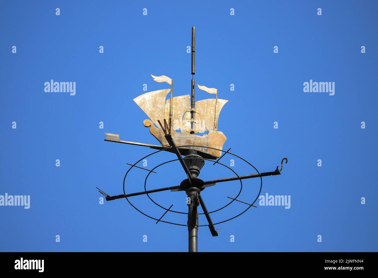 Pala meteorologica, figura di una nave con una bussola sulla parte superiore della stazione del porto sul fiume Kyiv Foto Stock
