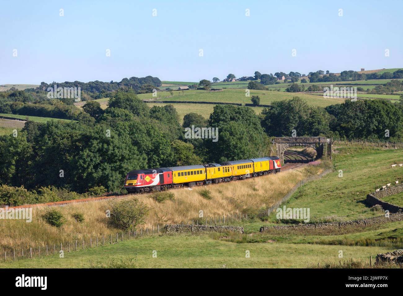 Potenze da 2 vetture Colas HST il treno di monitoraggio dell'infrastruttura PLPR della rete ferroviaria nella campagna dello Yorkshire vicino a Clapham Foto Stock