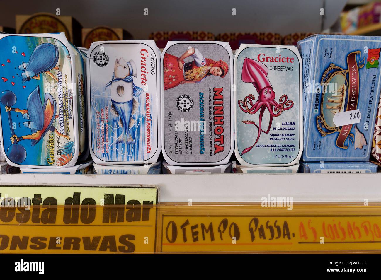 Pesce in scatola o in scatola con disegni vari in un negozio a Porto, Portogallo Foto Stock