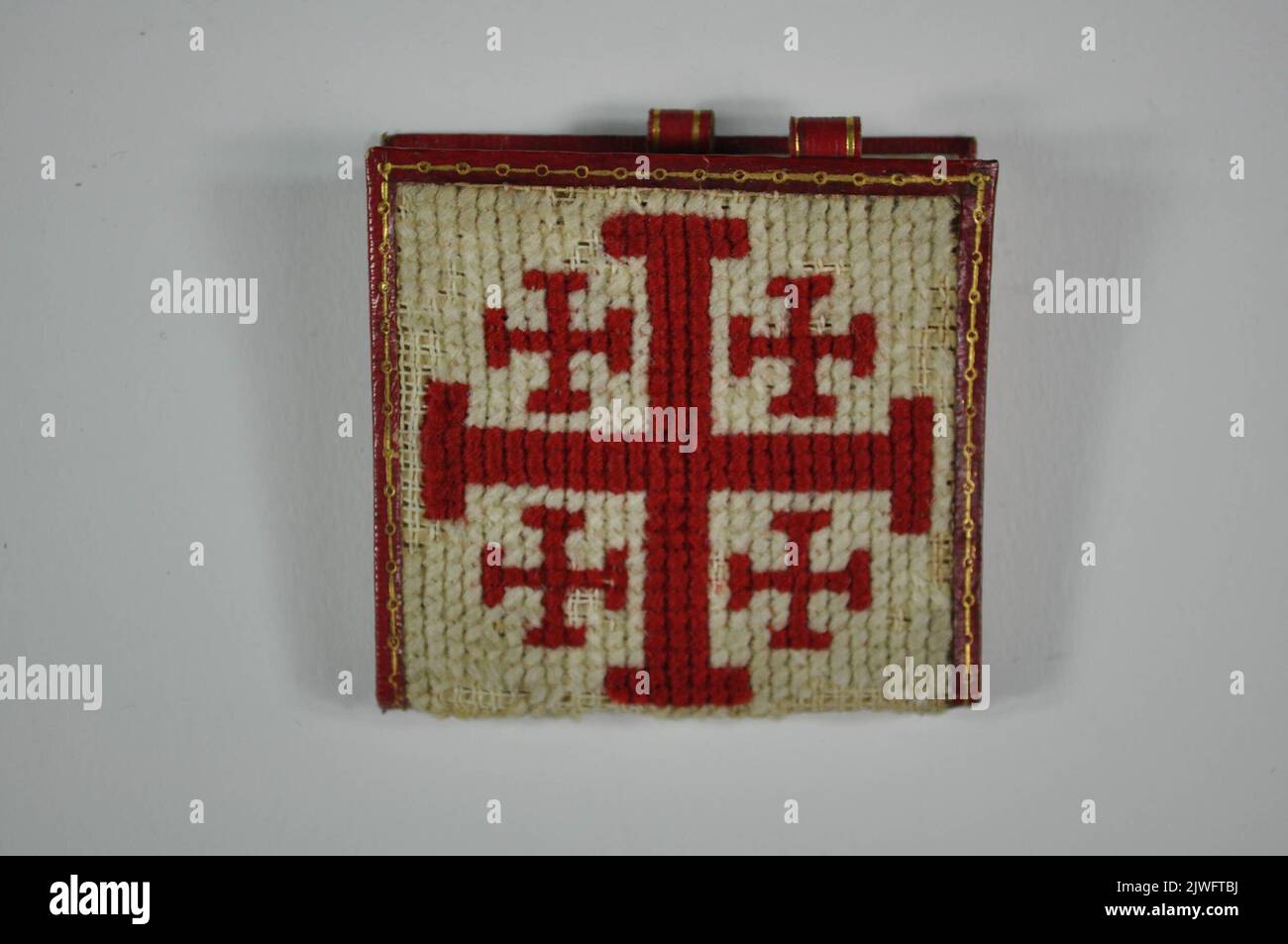 Taccuino in rilegatura ricamata con immagini di croci maltesi. Sconosciuto, autore Foto Stock