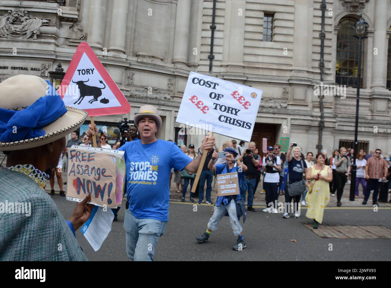 La corsa alla leadership di Tory arriva in testa e i parlamentari e i membri del partito si riuniscono al QEII Centre di Westminster il 5th settembre 2022 per ascoltare il risultato. Foto Stock