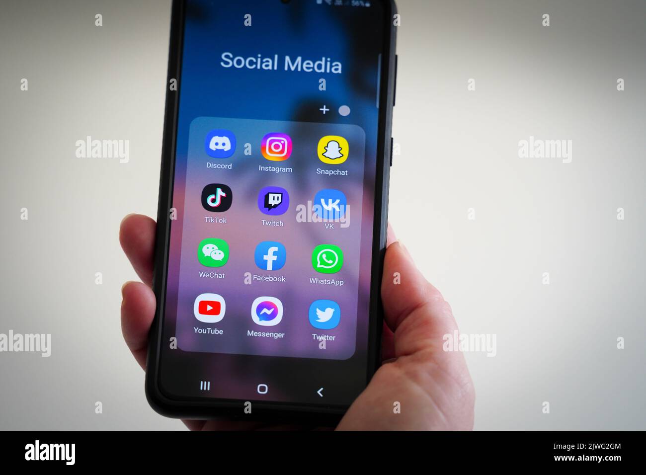 Exeter, Regno Unito - Settembre 2022: Applicazioni per i social media visualizzate su uno smartphone, tra cui Facebook, TikTok, Instagram, Twitter e altri Foto Stock