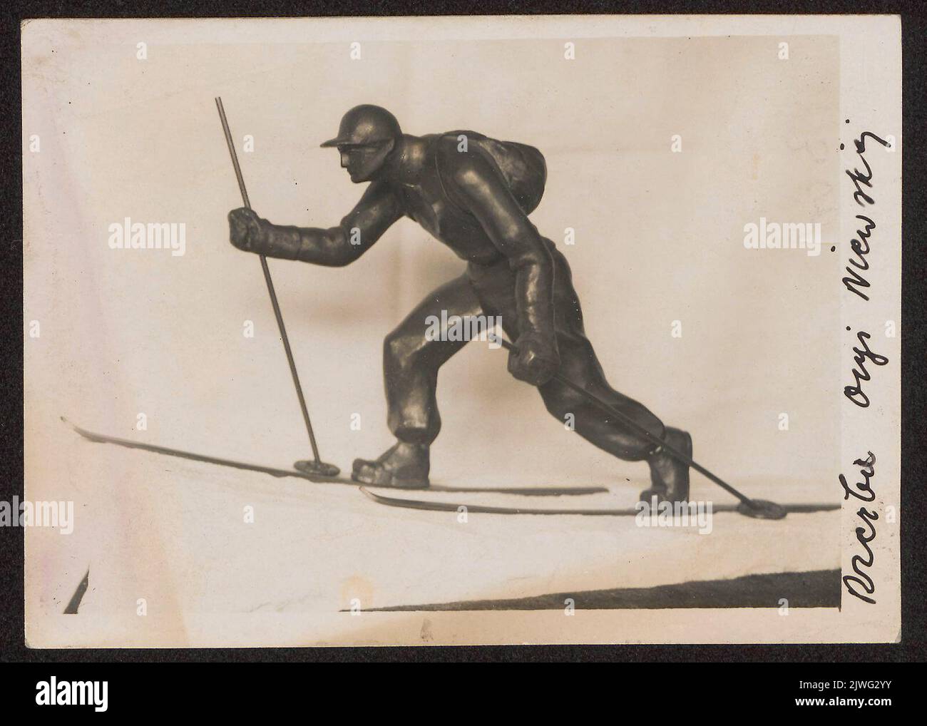«Żołnierz na nartach» [Soldato sugli sci] - scultura di Olga Niewska [assegnazione del ministro polacco dei lavori pubblici per il corso turistico durante il concorso internazionale di sci a Zakopane nel 1927]. Zajączkowski, Leonard (1902-1979), fotografo Foto Stock