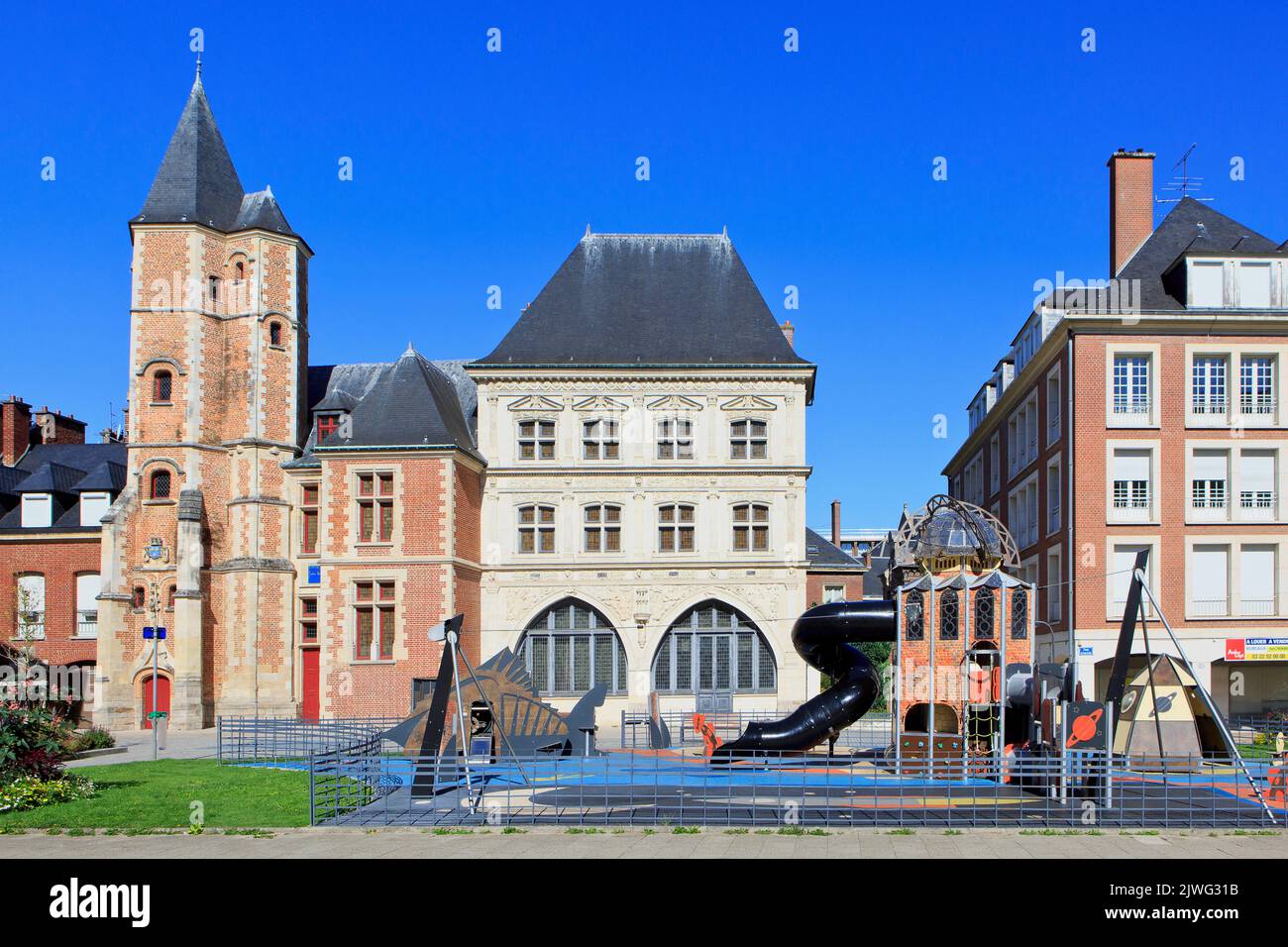 Un parco giochi ispirato a Jules Verne fiancheggiato dal Logis du Roy edificio con torre ottagonale e la Casa Sagittario a Amiens (Somme), Francia Foto Stock