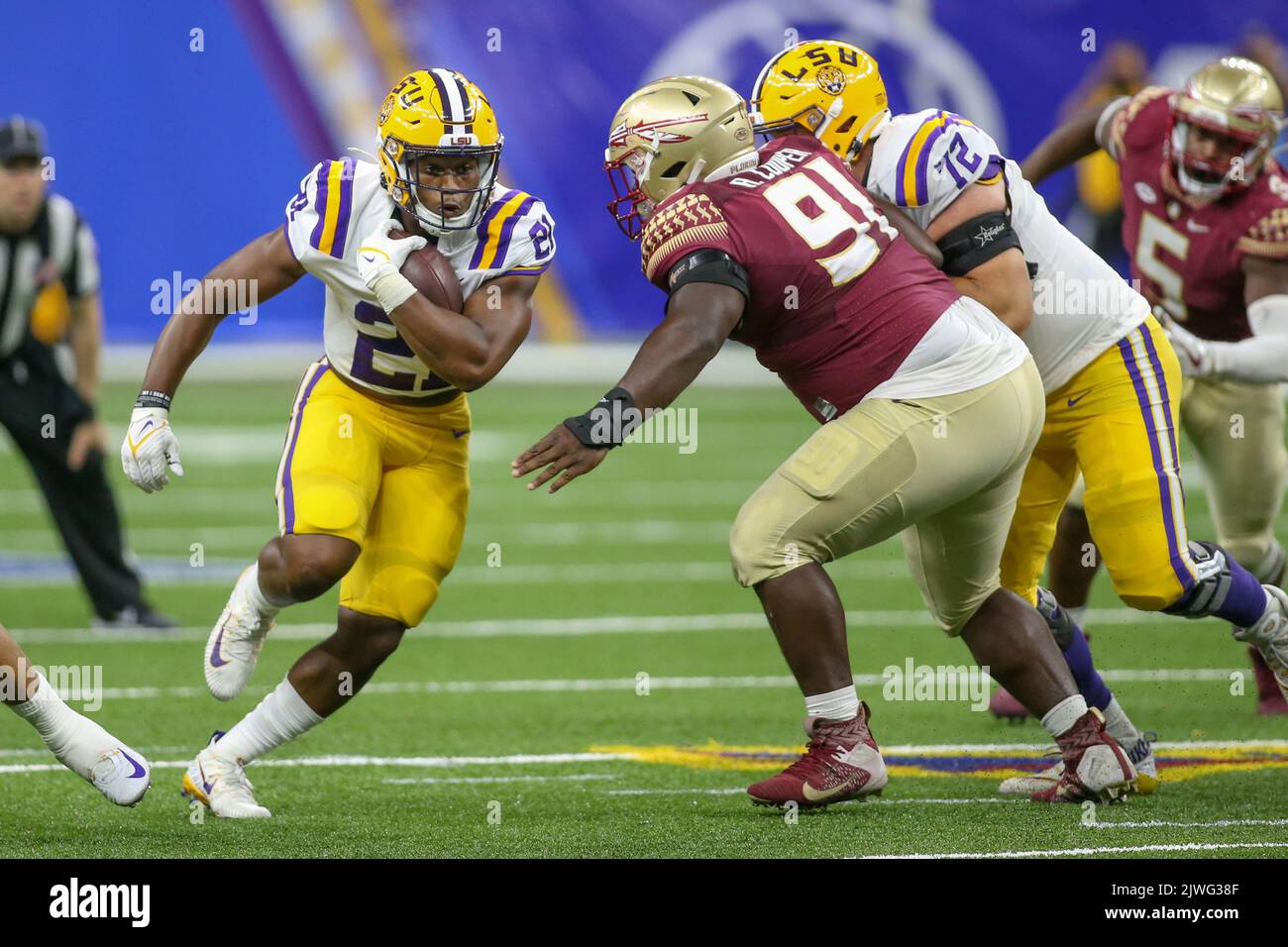 4 settembre 2022: Noah Cain della LSU (21) cerca di rompere l'assalto del difensore della Florida St. Robert Cooper (91) durante il gioco di Kickoff della Louisiana di Allstate tra i Florida St. Seminoles e le LSU Tigers al Caesars Superdome di New Orleans, LOUISIANA. Jonathan Mailhes/CSM Foto Stock