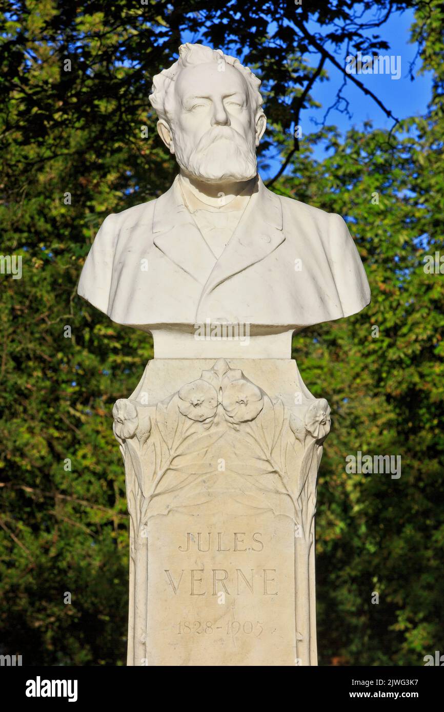 Monumento all'autore francese più venduto Jules Verne (1828-1905) ad Amiens (Somme), Francia Foto Stock