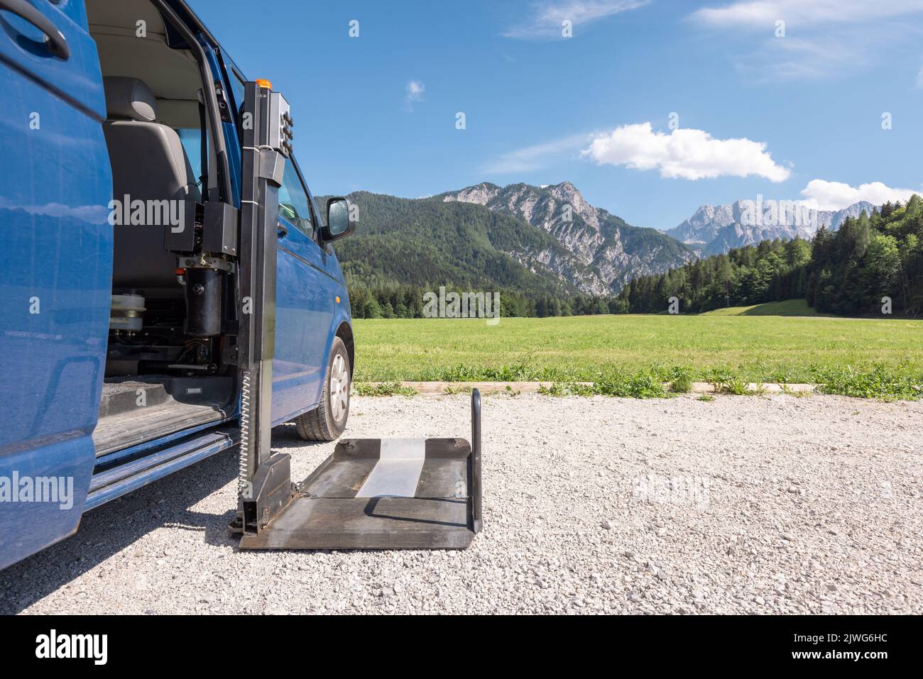 Auto accessibile con sedia a rotelle con rampa di accesso per persone disabili. Foto Stock