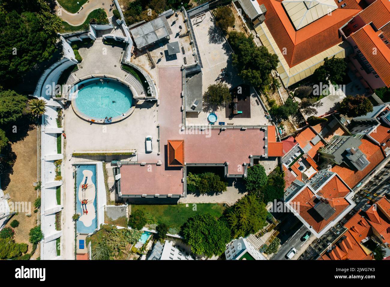 Vista dall'alto verso il basso del Torel Garden a Lisbona, Portogallo, con un grande stagno che diventa una piscina/spiaggia durante l'estate Foto Stock