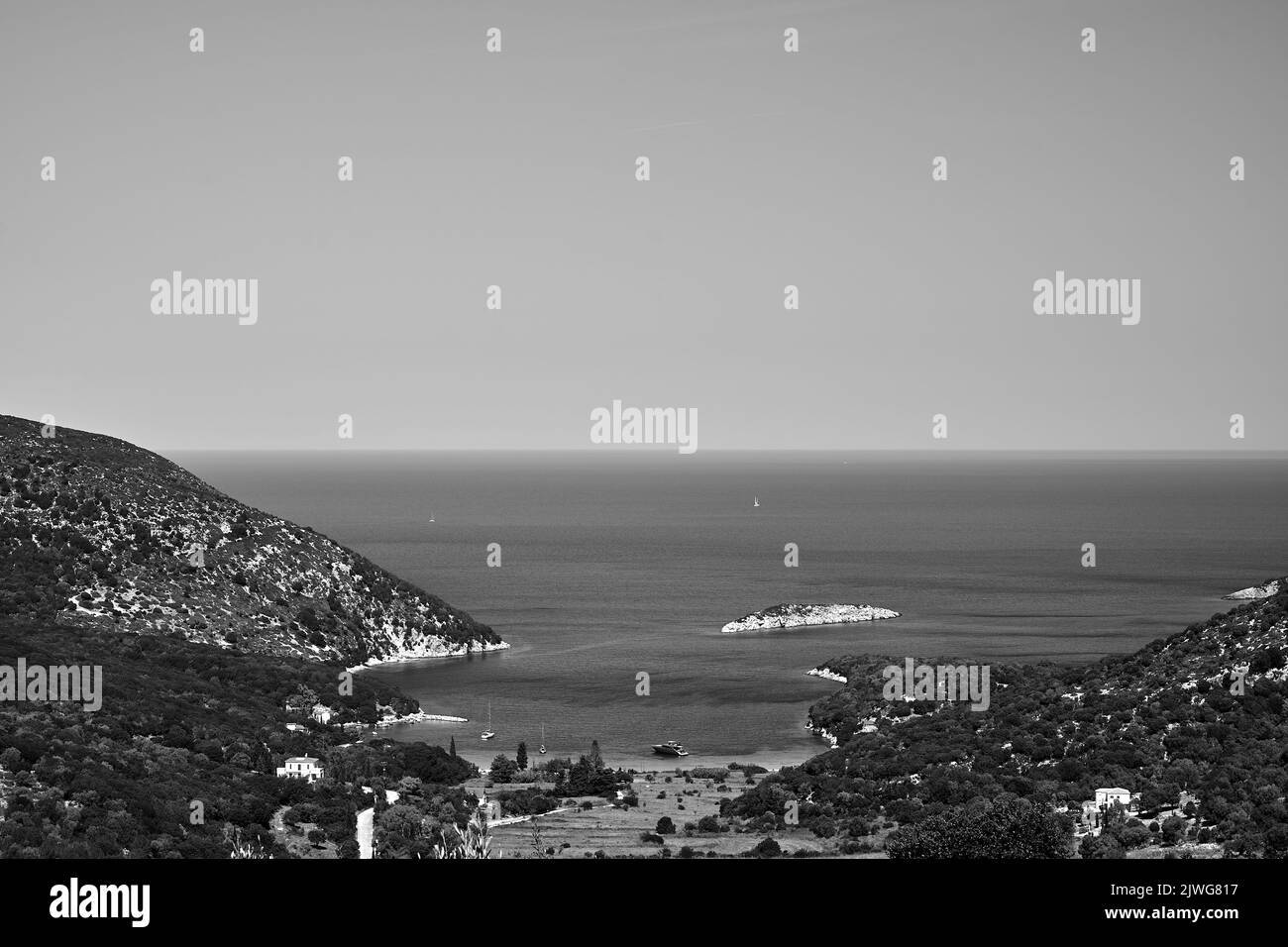 Spiaggia nella baia di Porto Atheras sull'isola di Cefalonia in Grecia, monocromatica Foto Stock