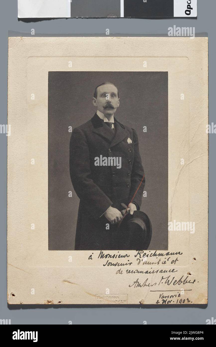 Ritratto di Amherst Webber (1867-1946) (vista dalle ginocchia verso l'alto) - Fotografia con dedica ad Aleksander Rajchman dal 1903. Johnson, R. (fl. CA 1903), fotografo Foto Stock