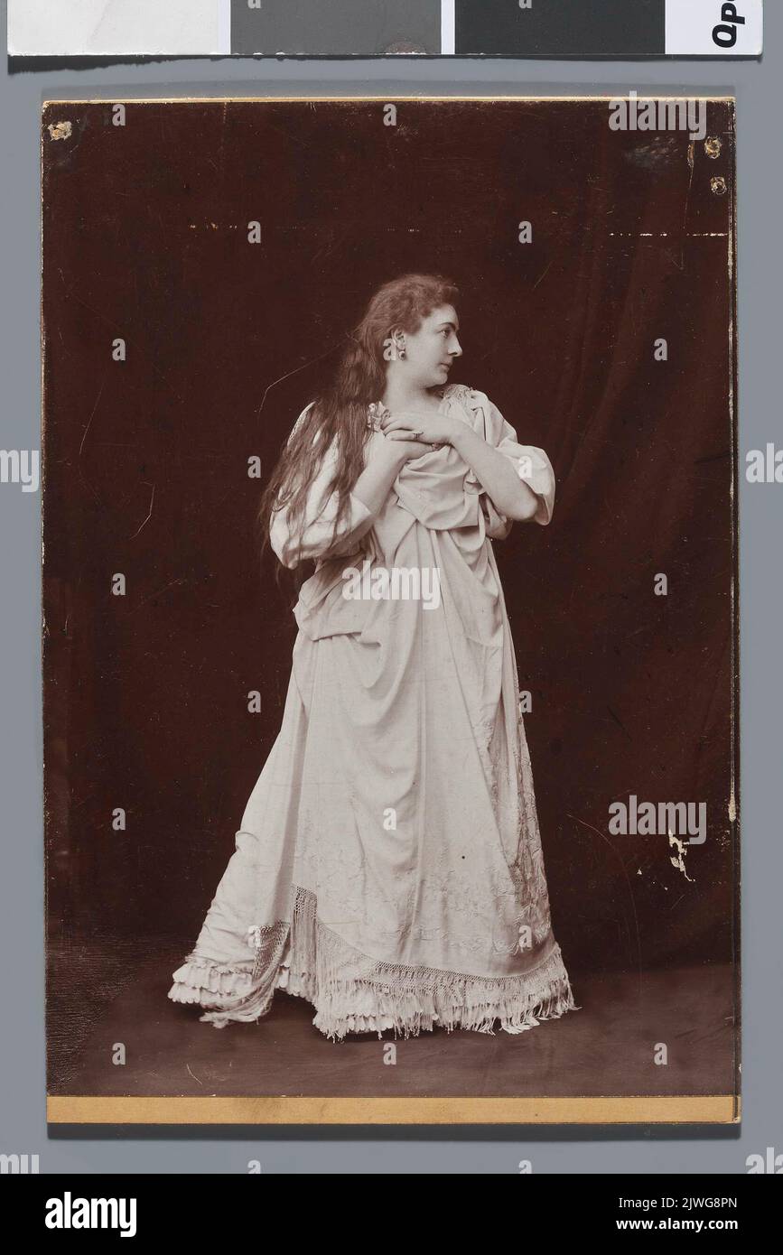 Ritratto di un'attrice (cantante) in costume da palco (intera figura, profilo). Sconosciuto, fotografo Foto Stock