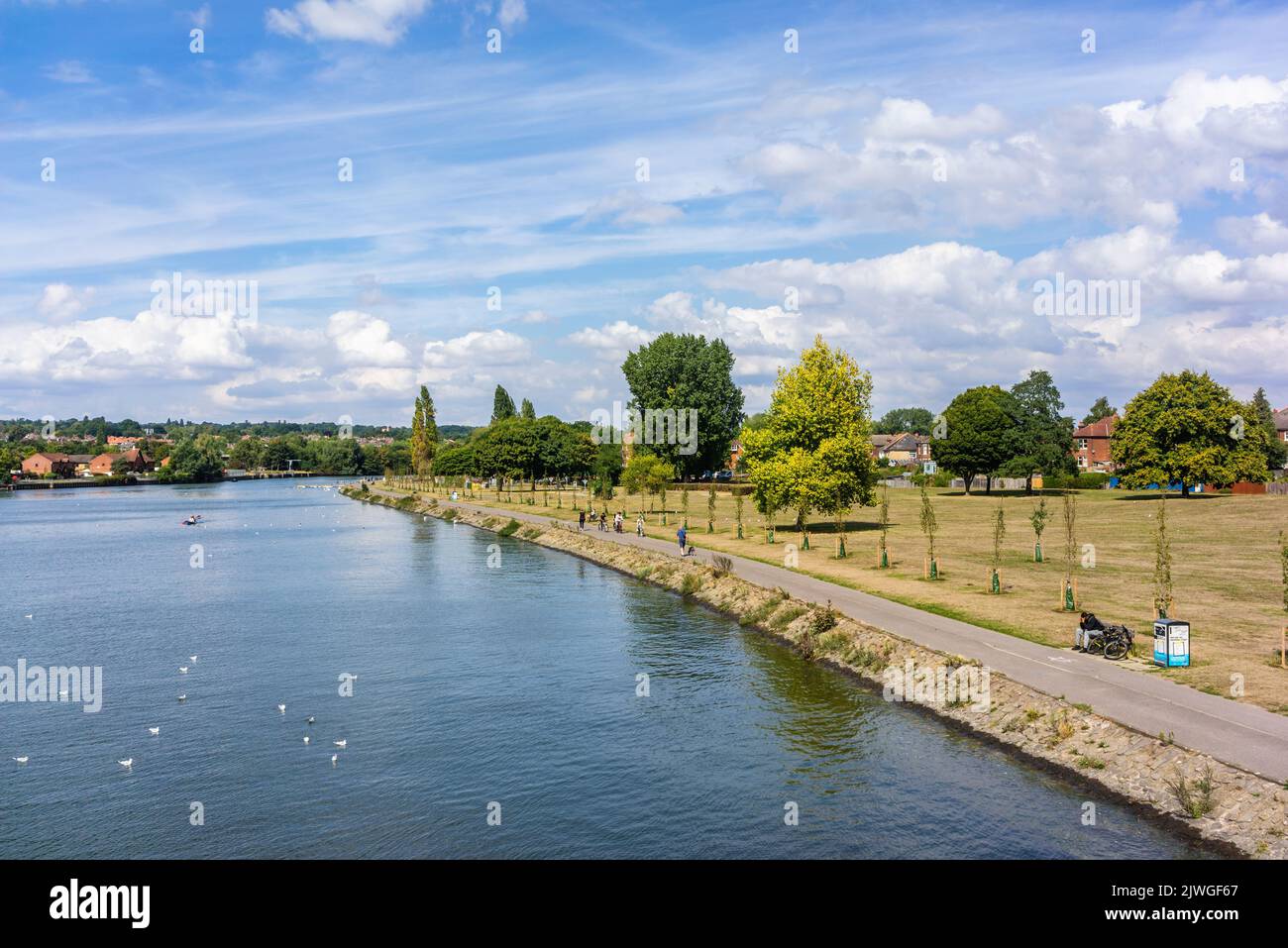 Riverside Park e il fiume Itchen visto dal ponte Cobden a Bitterne Park, Southampton, Hampshire, Inghilterra, Regno Unito Foto Stock