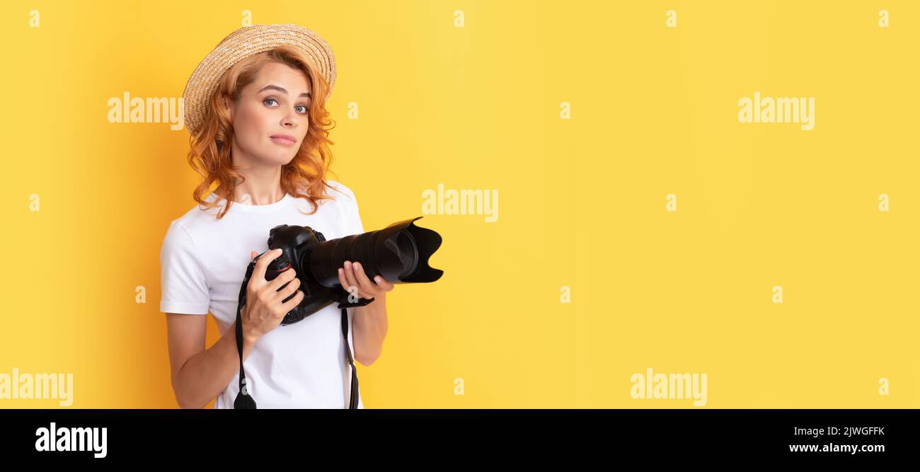 giovane donna rossa fotografo con fotocamera in cappello di paglia fare foto, fotografia. Donna isolato volto ritratto, banner con mock up spazio copia. Foto Stock