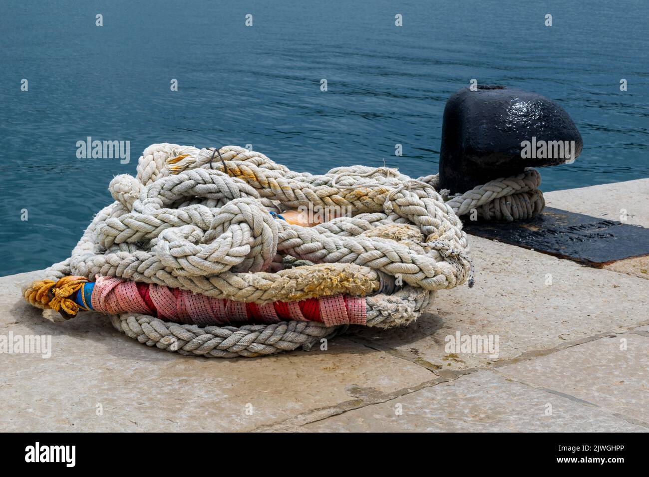 Corda e paletto Pierside in attesa che la barca successiva entri in attracco Foto Stock