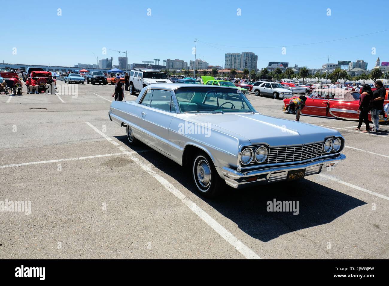 1964 Chevrolet Impala Sport Coupe ad un salone di auto a San Francisco, California; cultura di auto di basso livello. Foto Stock