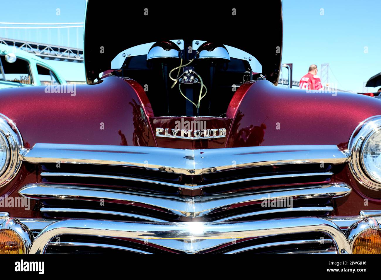 1940s griglia auto Plymouth; auto classica restaurata con cofano aperto e marchio Plymouth con scritta cromata; 1948 Plymouth. Foto Stock