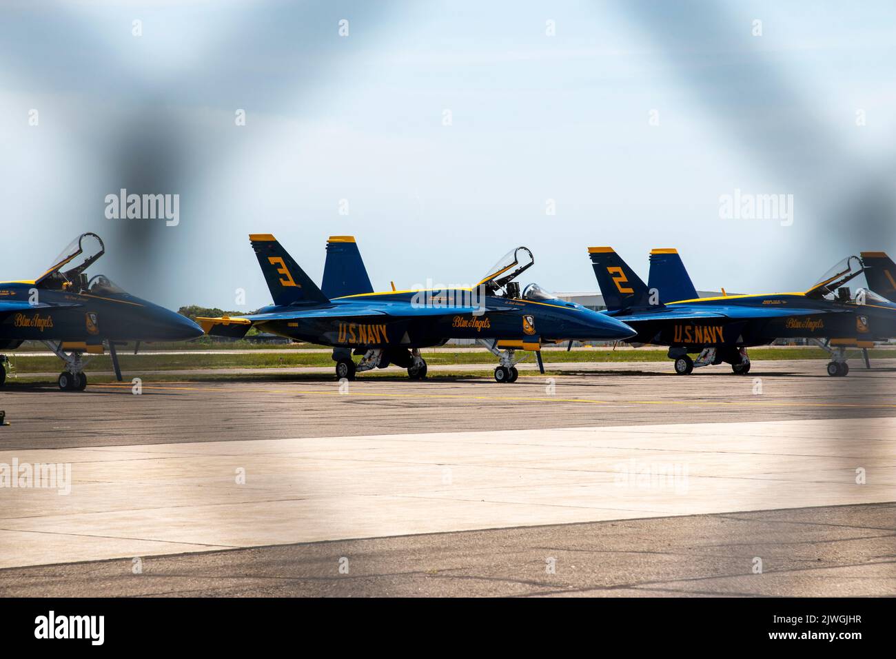 Farmingdale, New York, USA - 26 maggio 2022: Guardando attraverso una recinzione a tre US Navy Blue Angels Jet con il suo pozzetto aperto all'aeroporto Republic su Long i Foto Stock