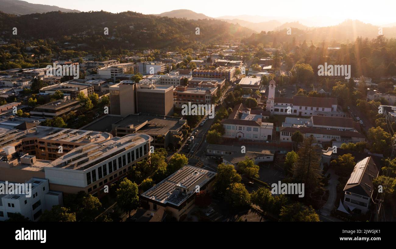 La luce del tramonto splende sulla storica missione coloniale spagnola e sullo skyline del centro di San Rafael, California, USA. Foto Stock