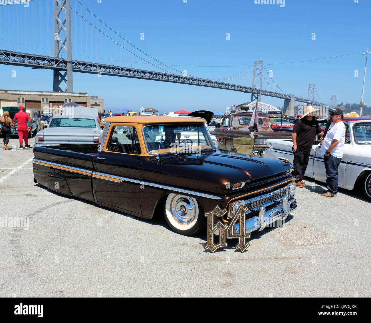 Modificato 1964 Chevy Truck; Chevrolet lowrider ad una mostra di auto all'Embarcadero di San Francisco, California con il Bay Bridge sullo sfondo. Foto Stock