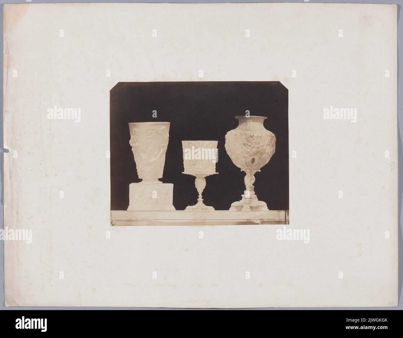 Prodotti dorati (due calici, grande bicchiere e scatola decorativa) della collezione del Minutoli Institut di Liegnitz (ora Legnica, Polonia). Belitski, Ludwig (1830-1902), fotografo Foto Stock