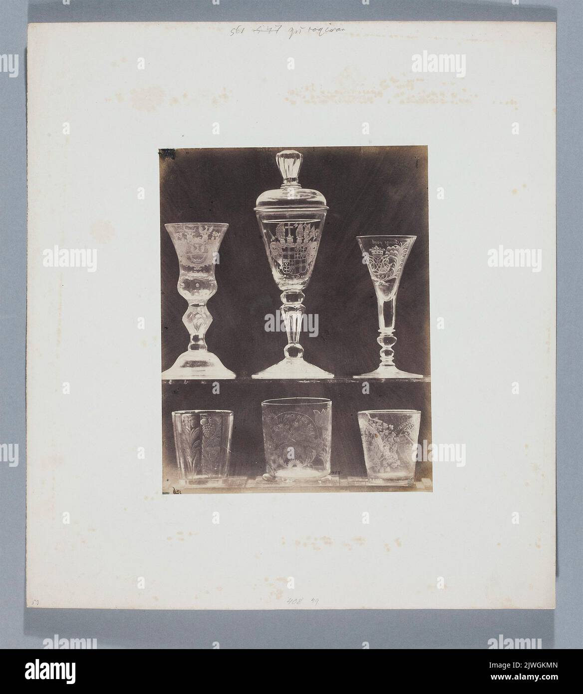 Vetreria [tre calici e tre bicchieri decorativi] della collezione del Minutoli Institut di Liegnitz (ora Legnica, Polonia). Belitski, Ludwig (1830-1902), fotografo Foto Stock
