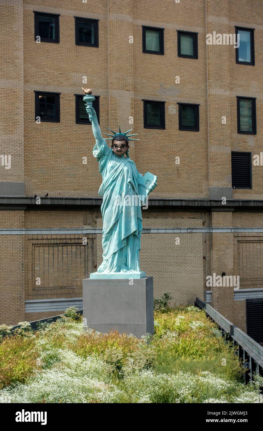 Sai chi sono la statua della Lady Liberty dell'artista Paola Pivi sulla Chelsea Highline Manhattan, New York. STATI UNITI Foto Stock