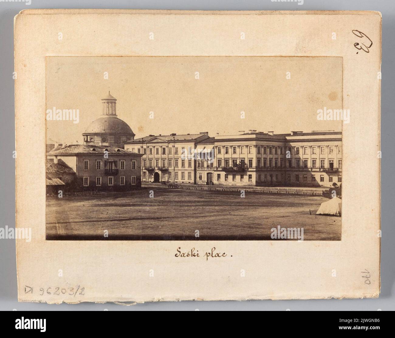 Varsavia. "Piazza Sassone" (Vista dall'Hotel Europejski verso la chiesa evangelica della confessione di Augusta). Beyer, Karol (1818-1877), fotografo Foto Stock