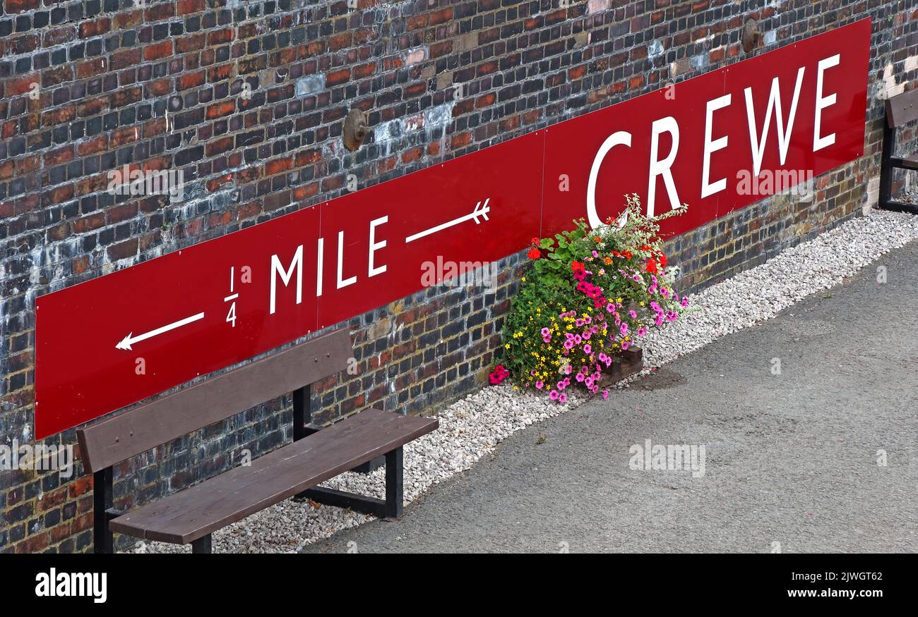 1/4 km circa dalla stazione ferroviaria di Crewe, vecchio cartello ferroviario britannico, Cheshire, Inghilterra, Regno Unito, CW1 Foto Stock
