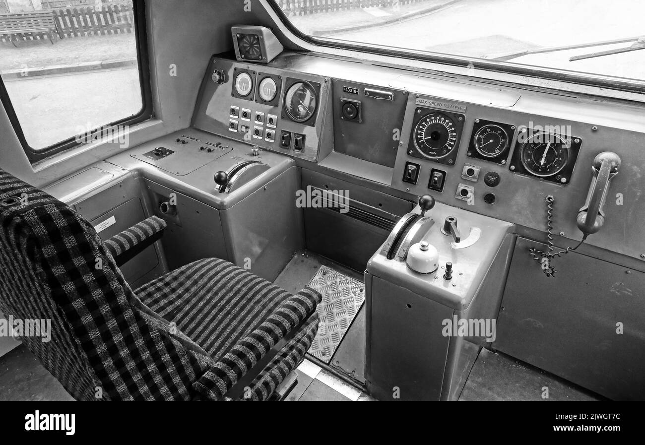 BW - Interior of the British Rail Prototype Tilting Train, APT 1979 - Advanced Passenger Train - Crewe, Cheshire, England, UK Foto Stock