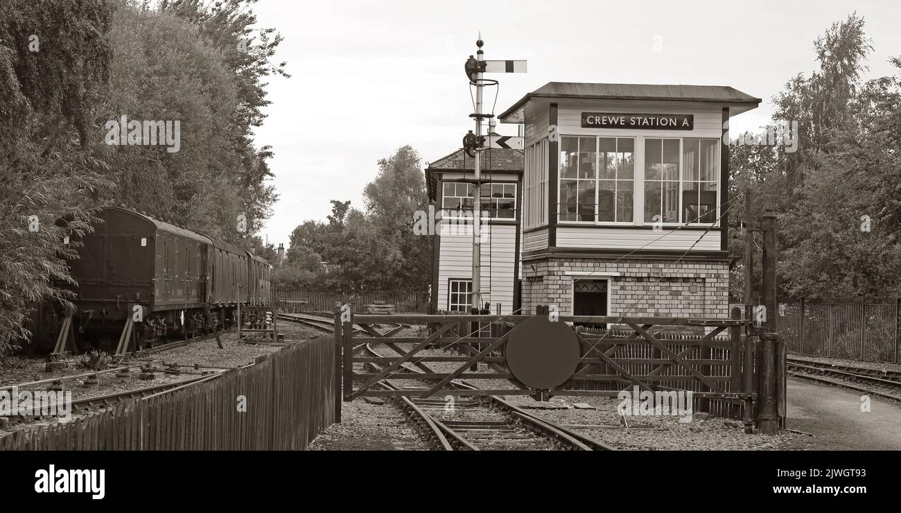 Sepia tradizionale vittoriano segnaletica ferroviaria, e materiale rotabile a Crewe Station A, a Cheshire, Inghilterra, UK, CW1 2DB, in seppia Foto Stock